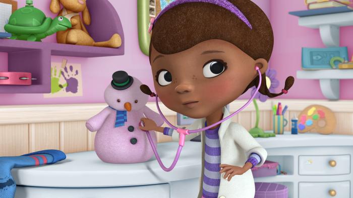 Doc McStuffins giving a pink coloured Chilly a check-up 